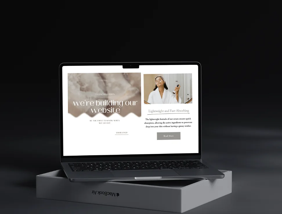 Laptop mockup egy készülő weboldal kezdőlapjával